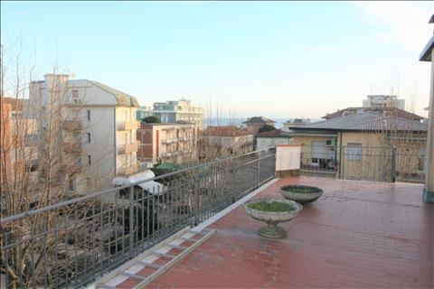 attico con vista mare a 250 metri